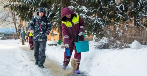 Харьковские дворники чистят пешеходные дорожки