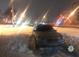 На Академика Павлова водитель Mercedes влетел в бордюр