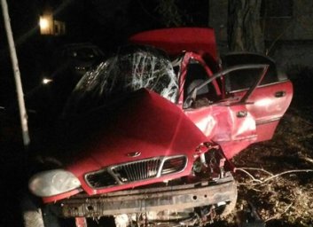 На Клоковской Daewoo врезался в дерево (ФОТО)