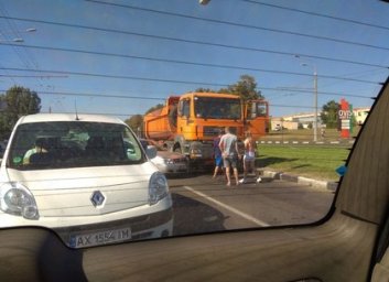 ДТП: автопоцелуй грузовика и легковушки (ФОТО)