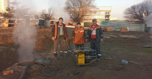 Бригады &laquo;Теплосетей&raquo; меняют поврежденные обстрелами трубопроводы