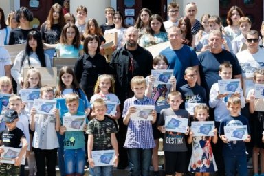  Олег Синегубов передал школьникам Изюмщины девайсы для онлайн-обучения 