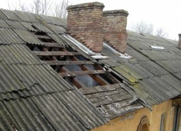 Поехала крыша от денег: аферист, укравший 150 тысяч, прокололся, затягивая ремонт кровли