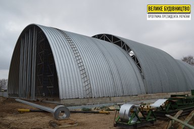 На физкультурно-оздоровительном комплексе в Люботине начали монтировать кровлю