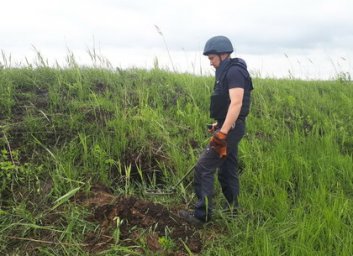 В поле возле железнодорожного полотна нашли артиллерийский склад