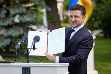 Президент повысил зарплату врачам до 20 тыс. грн