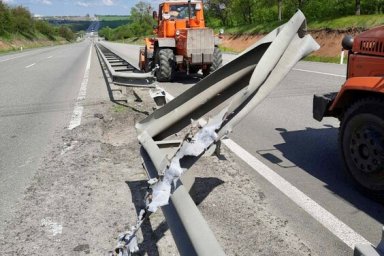 Дорожники Харьковщины продолжают ликвидировать последствия вражеских обстрелов