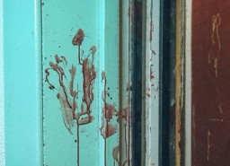 Кирпичом по голове и удары ножом: произошло покушение на замдиректора Харьковоблэнерго