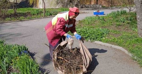 Дворники ликвидируют последствия обстрелов и выполняют сезонные работы
