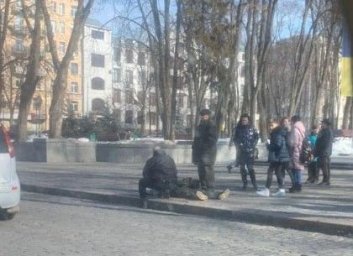 Мужчина хотел поехать на автобусе, упал и умер (ВИДЕО)