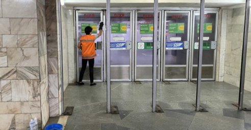 В Харьковском метрополитене показали, как убирают и дезинфицируют станции
