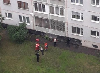 Полиция расследует самоубийственный шаг мужчины из окна