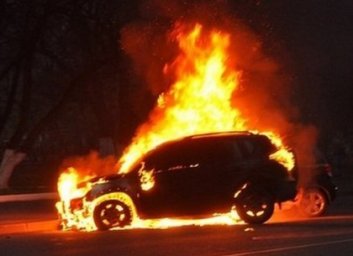 Ночной поджог: полиция ищет неизвестных, сжегших элитную иномарку фермера