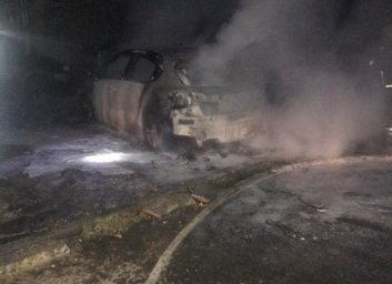 Сгорела машина в центре: копы ищут поджигателя