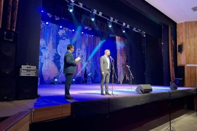 Антон Деньгуб поздравил театральную общественность области с профессиональным праздником