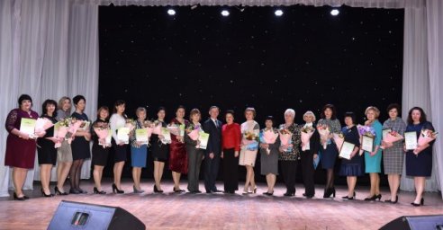 В Киевском районе работников образования поздравили с 8 Марта