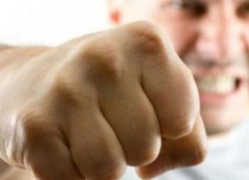 Ударил в лицо и выхватил телефон: рецидивиста поймали копы (ФОТО)