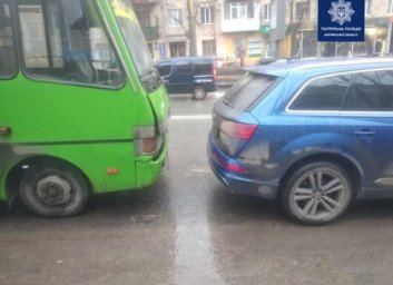 Утреннее ДТП на Ботсаду, или как водитель маршрутки Audi подгонял