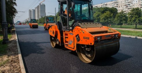 Дорожники ремонтируют улицу Драгомировскую