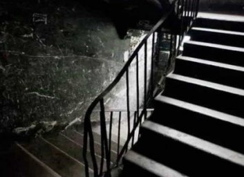 Ограбление в подъезде: рецидивист отнял деньги у старушки