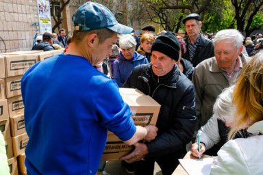 Более 20 тысяч продуктовых наборов за сутки передали на пункты выдачи гуманитарной помощи