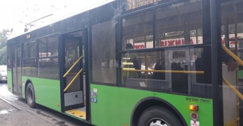 На Салтовке неизвестный выстрелил по троллейбусу