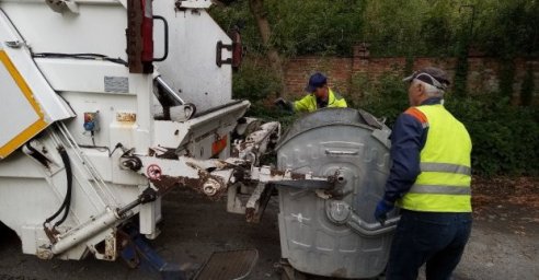  В Харькове убирают мусор в районах возле промзоны 