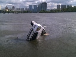 Из Днепра в Киеве достали автомобиль с трупом в салоне (ФОТО)
