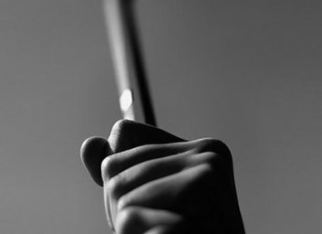 Разбойник под кроватью: ворвался в дом, чуть не задушил хозяйку и спрятался от полиции