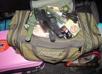 Наручники ножи и гранаты - &laquo;джентельментский&raquo; набор для активной самообороны смутил харьковских погр