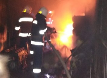 Пожар во тьме: пылающая хозпостройка чуть не уничтожила жилой дом (ФОТО)