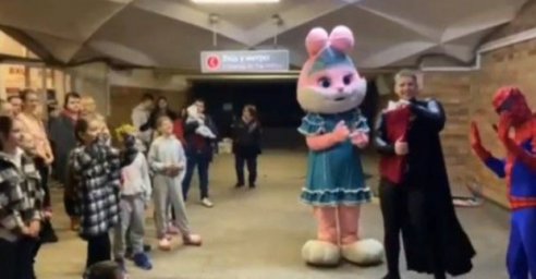 Для детей, которые прячутся от взрывов в метро, ​​подготовили развлекательную программу