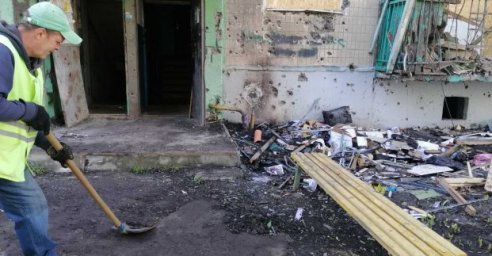 В Московском районе садят цветы и убирают дворы после обстрелов