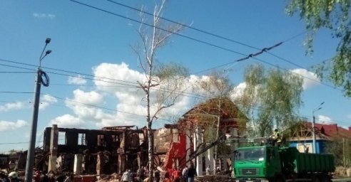 В Харькове волонтеры и коммунальщики продолжают разбирать завалы