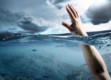 Смертельный заплыв на Журавлевке: мужчина на спор пытался переплыть реку и утонул