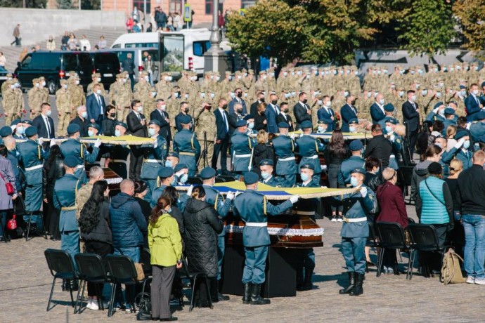 Президент наградил экипаж самолета Ан-26Ш медалями &laquo;За воинскую службу Украине&raquo;