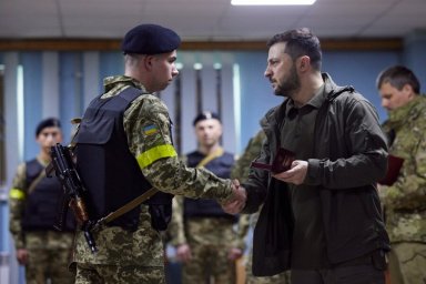 Президент Украины посетил передовые позиции на востоке страны и вручил военным государственные награ
