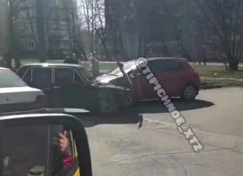 Крепкое ДТП: легковушки не поделили перекресток на Салтовке (ФОТО)