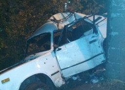 На Салтовке ВАЗ врезался в столб