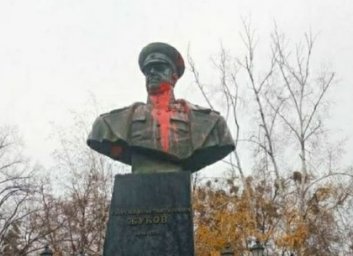 Полиция расследует осквернение памятника вандалами