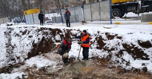 В Новобаварском районе перекладывают сети водоотведения