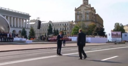 Игорь Терехов поздравляет учителя Илью Гельфгата с присвоением звания Героя Украины