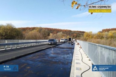 На мосту возле с. Задонецкое уложили железобетонную плиту и сделали гидроизоляцию