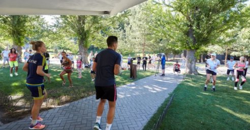 Чемпионы провели для харьковчан зарядку в Саржином яру