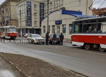 ДТП: две легковушки не поделили улицу (ФОТО)