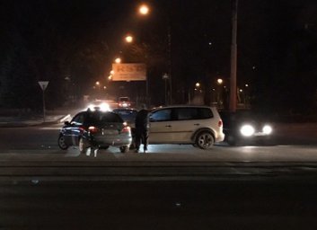 ДТП: проспект не поделили легковушки (ФОТО)