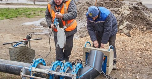 На улице Клочковской меняют трубопровод