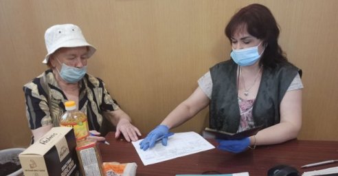 Харьковским пенсионерам выдают продуктовые наборы от немецких благотворителей