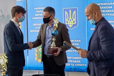 Роман Семенуха наградил лучшего спортсмена марта и его тренера