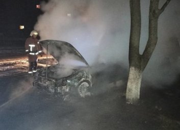 ФОТО: Ночью спасатели тушили легковушку &ndash; ГСЧС